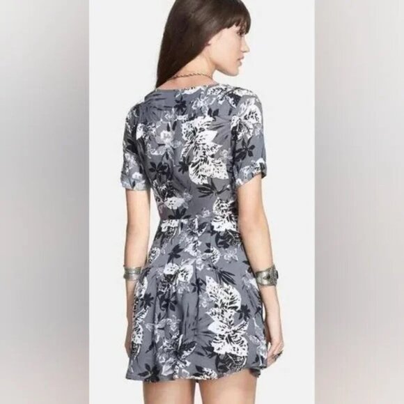 Free People Part Time Lover Short Dress Womens Size 8 Tie Front Gray Black White - Picture 2 of 8